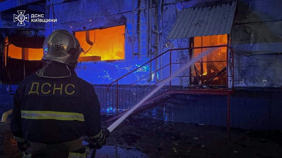 Пожежі на складах та логістичному об’єкті: на Київщині ліквідовують наслідки удару рф - фото 3
