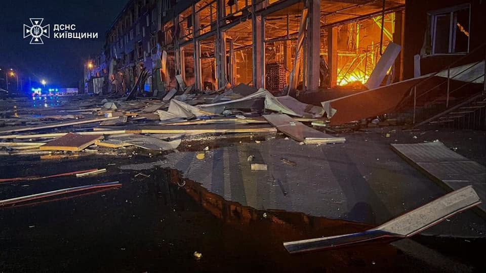 Пожежі на складах та логістичному об’єкті: на Київщині ліквідовують наслідки удару рф - фото 5
