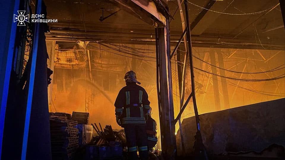 Пожежі на складах та логістичному об’єкті: на Київщині ліквідовують наслідки удару рф - фото 2