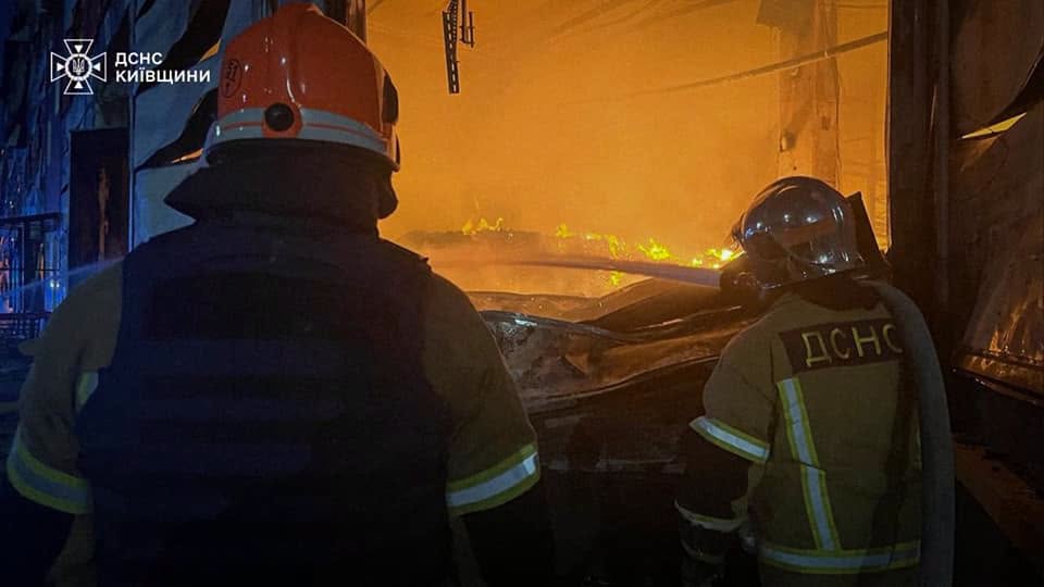 Пожежі на складах та логістичному об’єкті: на Київщині ліквідовують наслідки удару рф