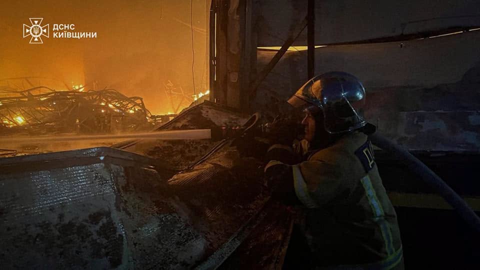 Пожежі на складах та логістичному об’єкті: на Київщині ліквідовують наслідки удару рф - фото 7