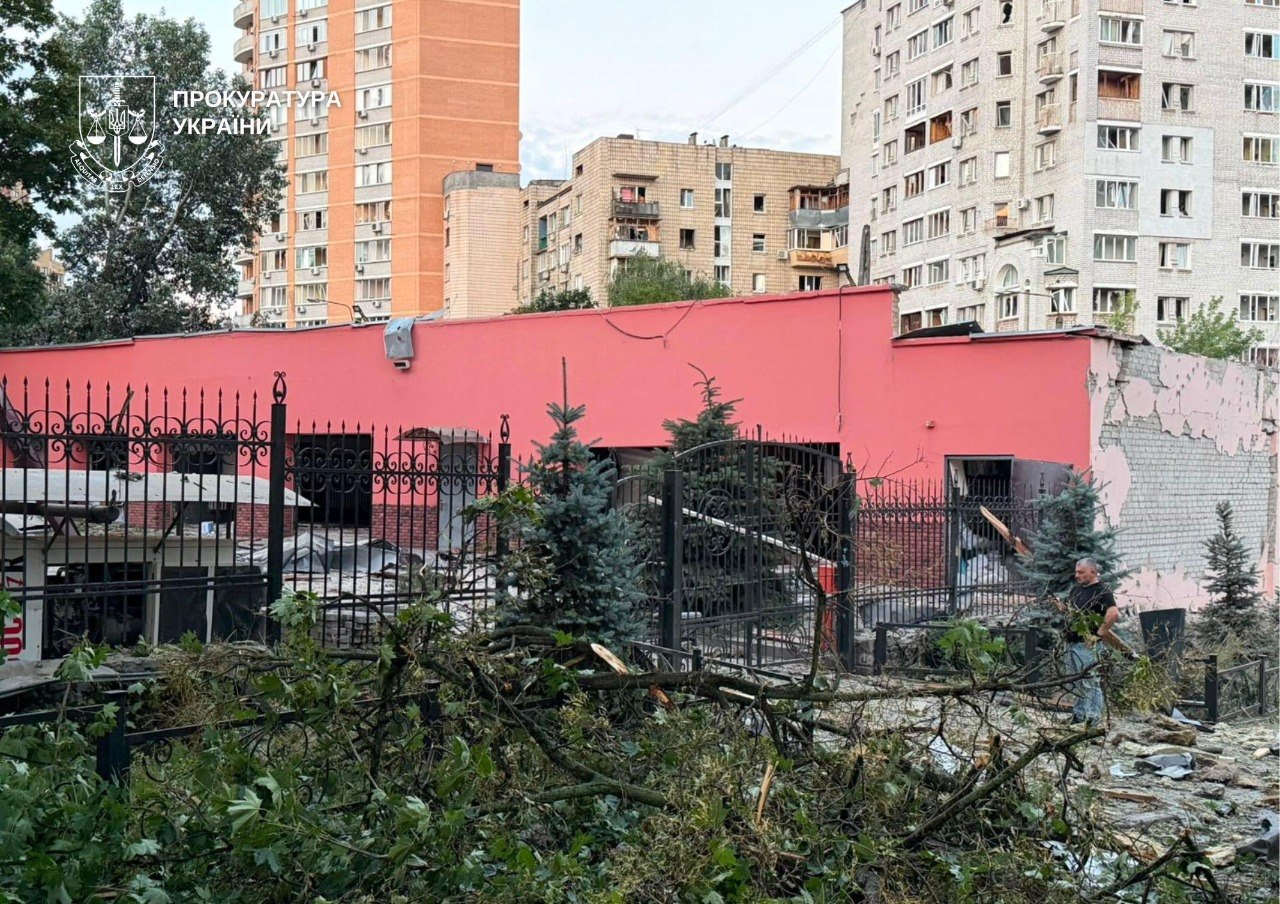 Пошкоджено багатоповерхівки, станцію метро, медичний центр, кінотеатр – прокуратура фіксує наслідки ударів рф - фото 2