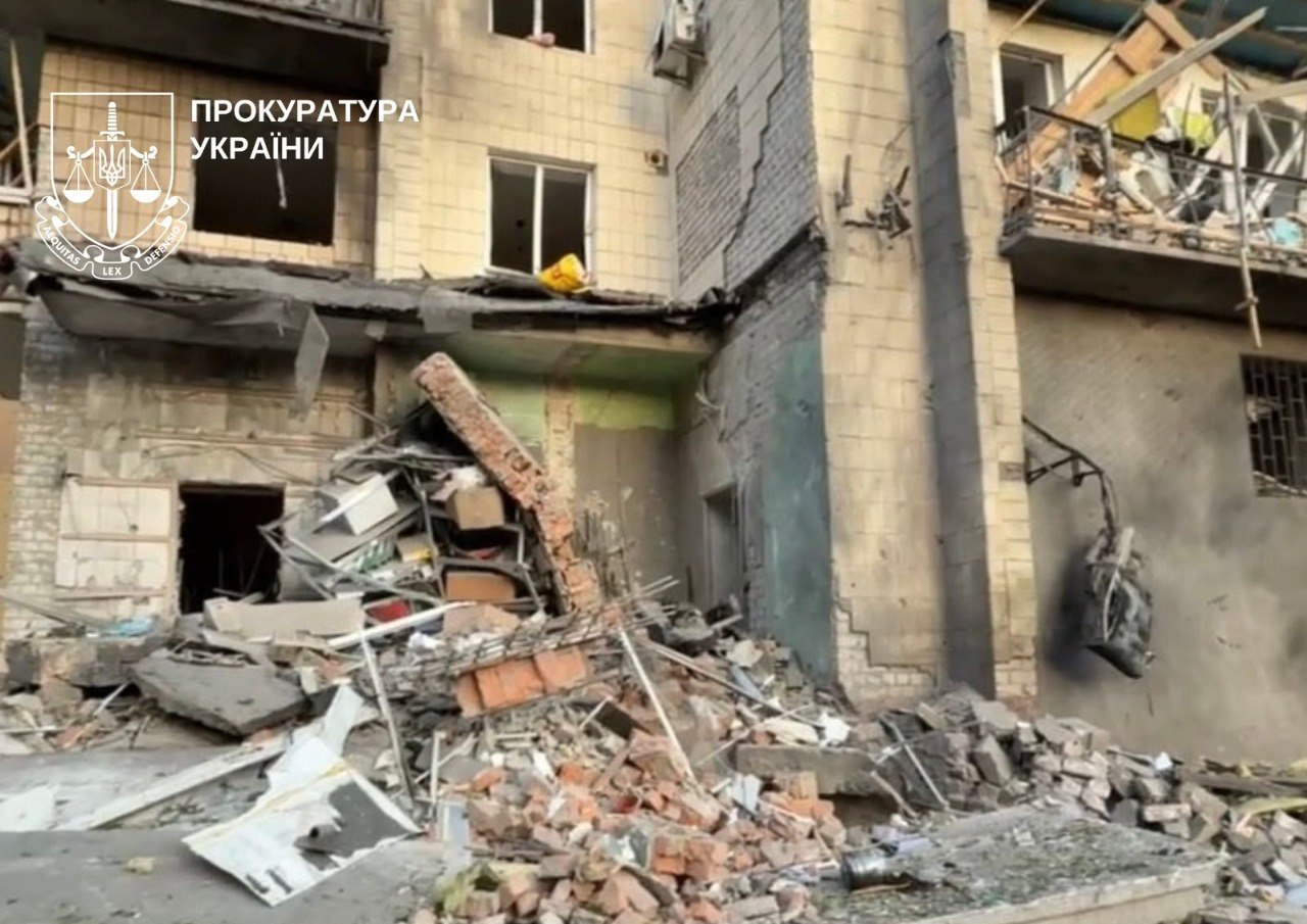Пошкоджено багатоповерхівки, станцію метро, медичний центр, кінотеатр – прокуратура фіксує наслідки ударів рф - фото 6