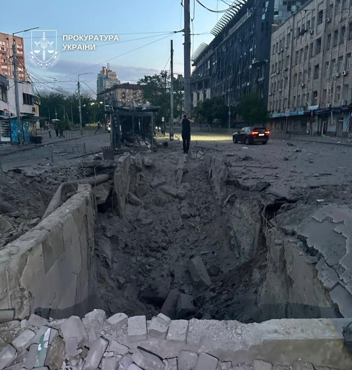 Пошкоджено багатоповерхівки, станцію метро, медичний центр, кінотеатр – прокуратура фіксує наслідки ударів рф - фото 3