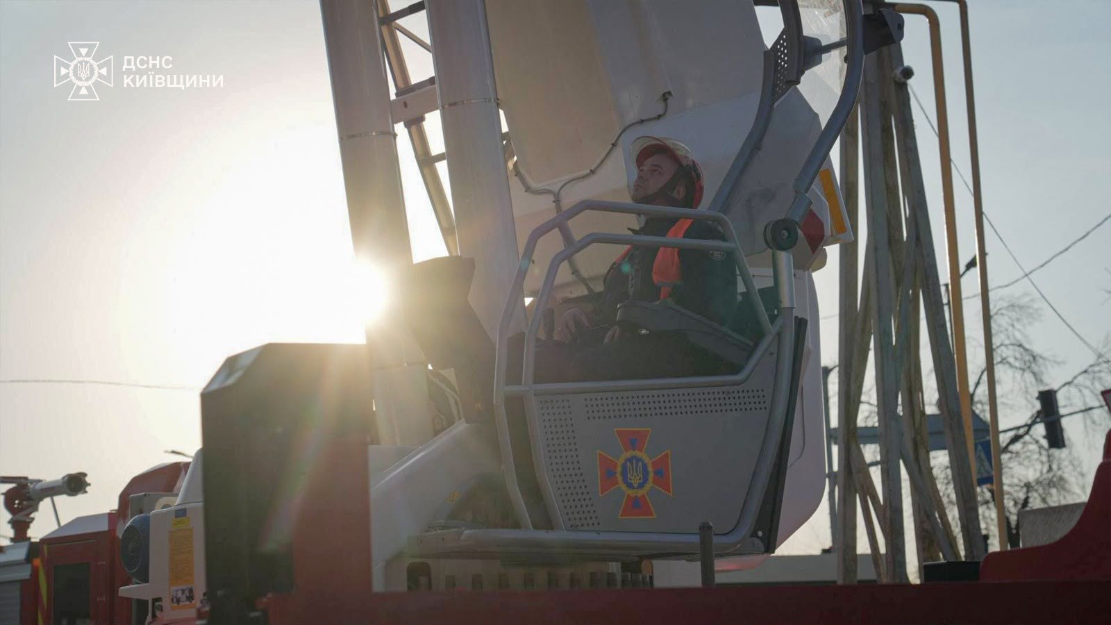 На Київщині завершили ліквідацію масштабної пожежі після атаки рф - фото 3