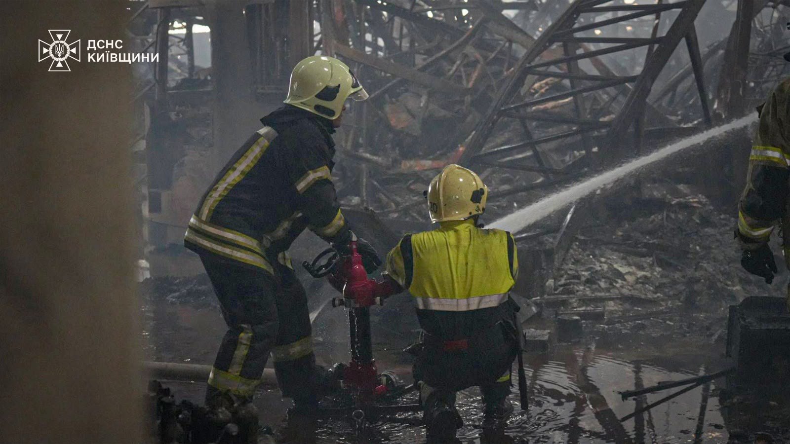 На Київщині завершили ліквідацію масштабної пожежі після атаки рф - фото 2
