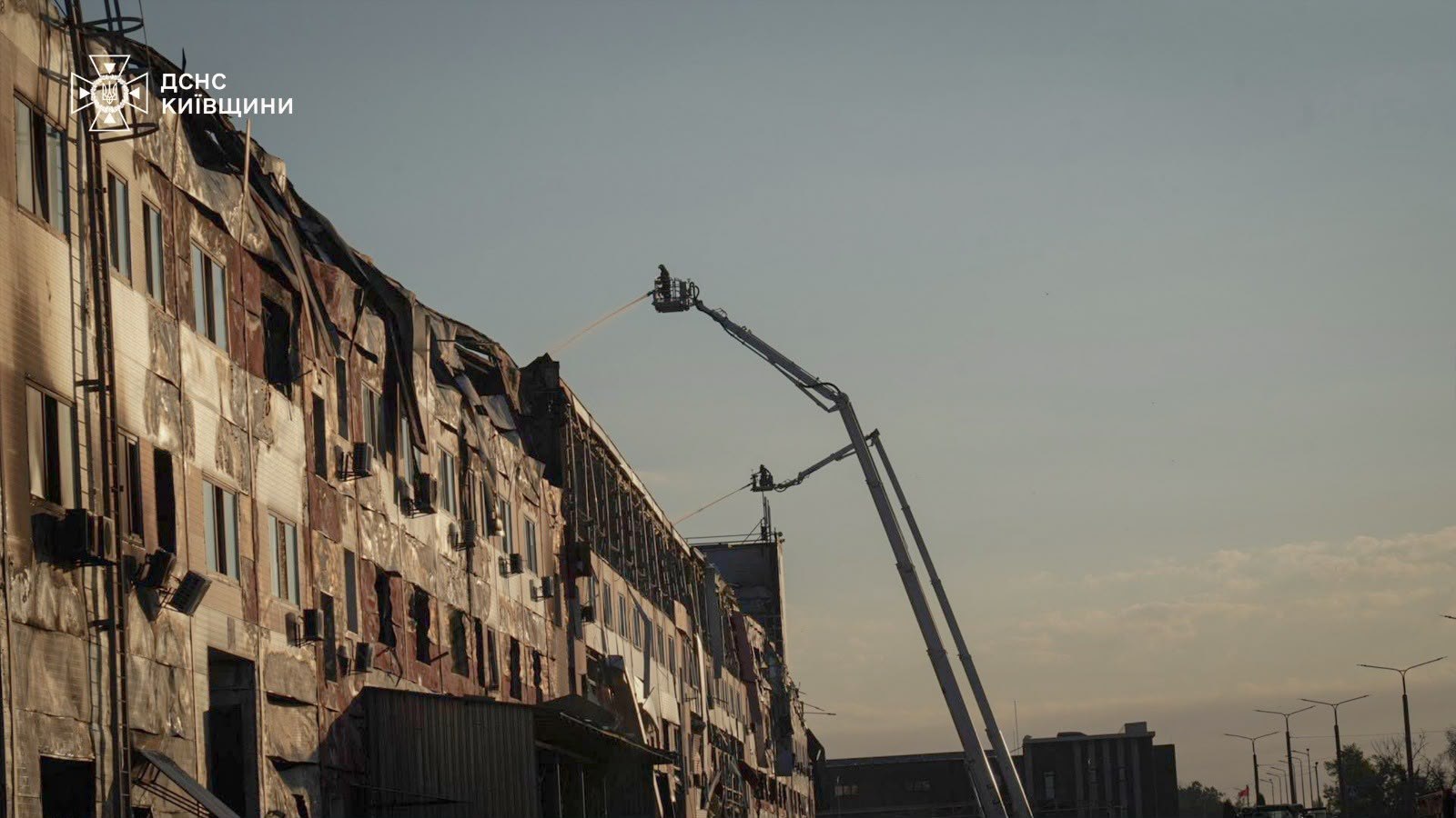 На Київщині завершили ліквідацію масштабної пожежі після атаки рф - фото 6
