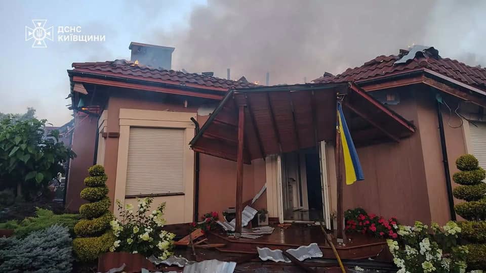 РФ вдарила по житловому будинку на Київщині: постраждали п'ятеро людей - фото 7