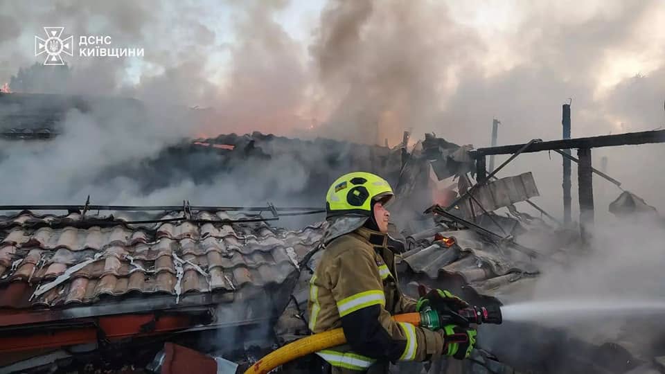 РФ вдарила по житловому будинку на Київщині: постраждали п'ятеро людей - фото 5