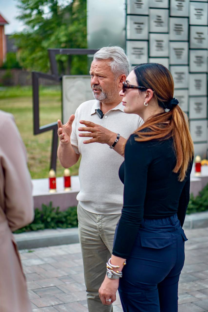 Американська блогерка Лаура Лумер приїхала до Бучі - фото 3
