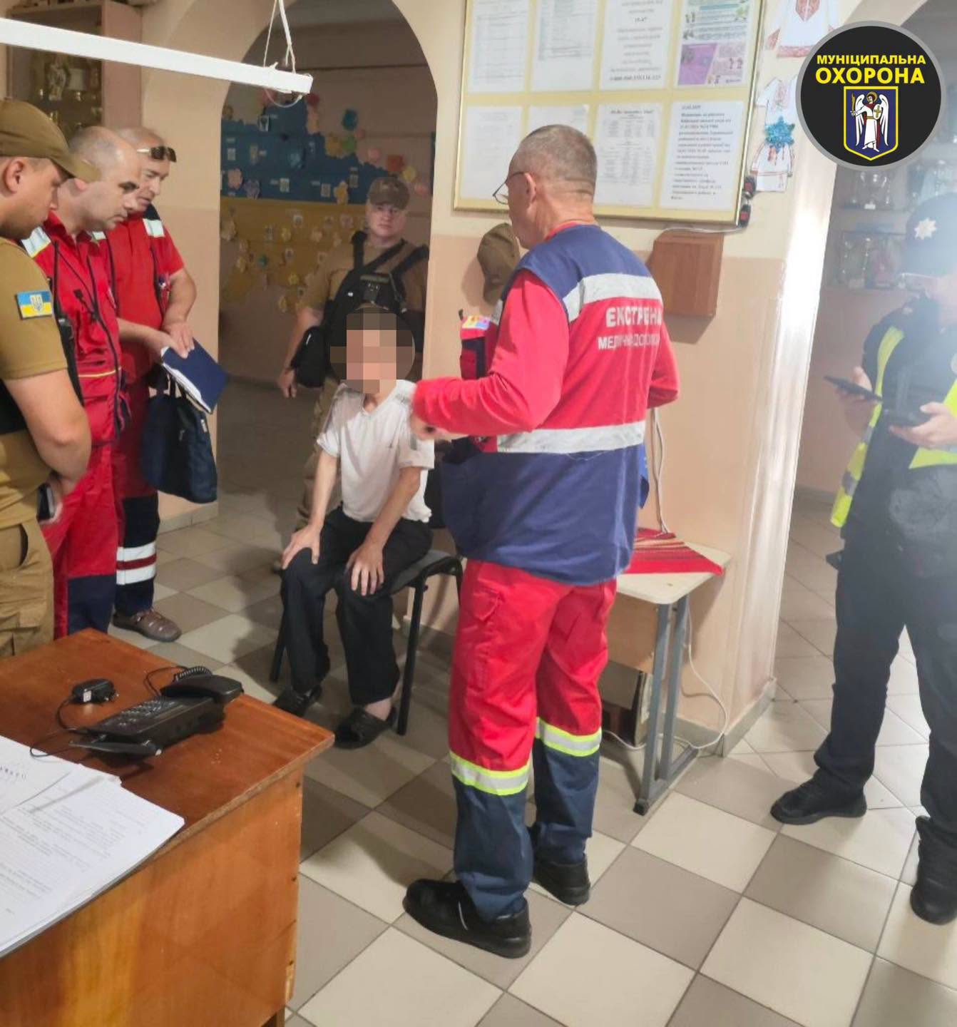 У столичному ліцеї затримали чоловіка з ножем