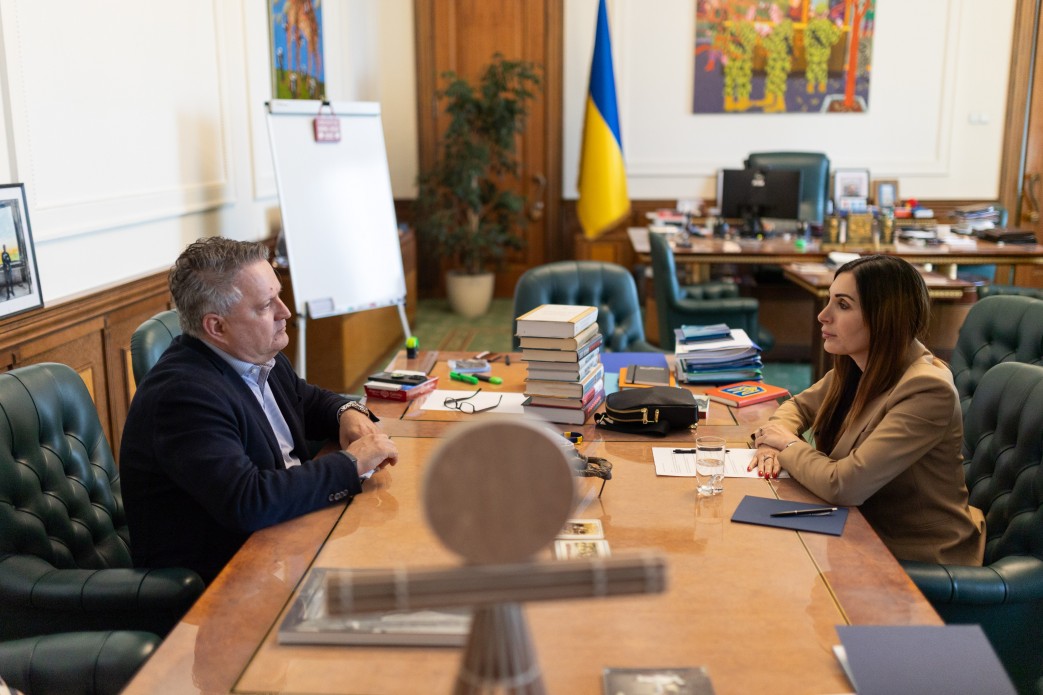 Кислиця показав американці Лорі Лумер, наслідки атаки рф на Києво-Печерську лавру