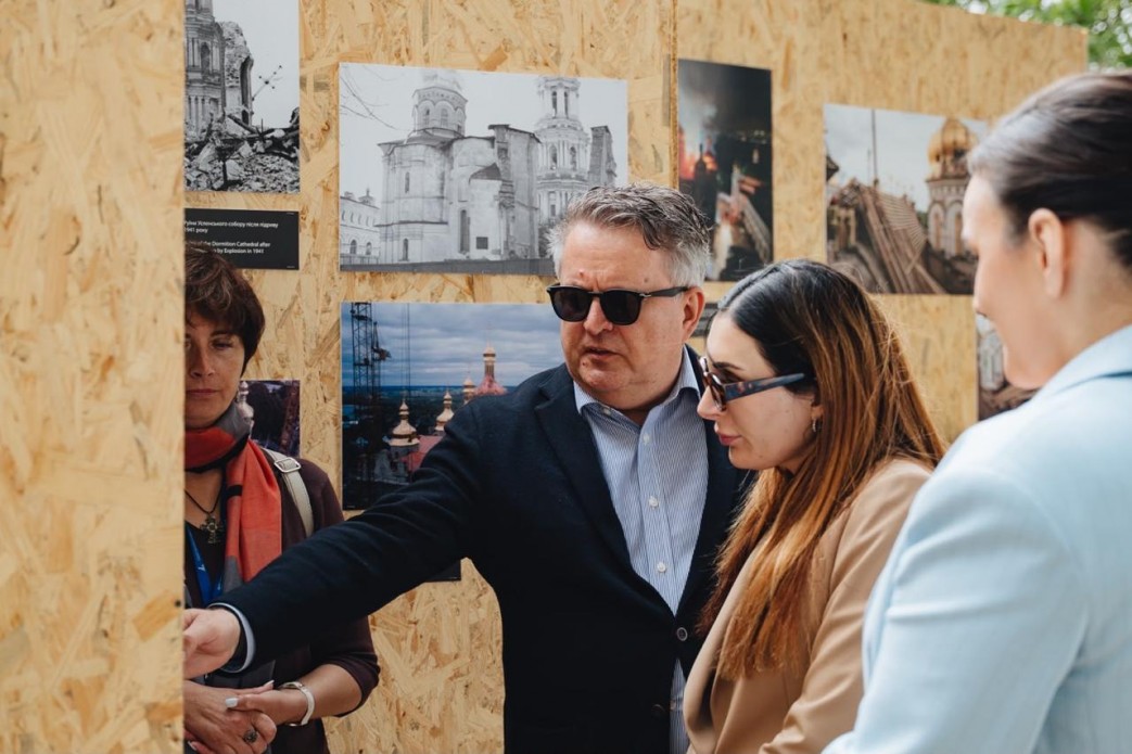 Кислиця показав американці Лорі Лумер, наслідки атаки рф на Києво-Печерську лавру - фото 2