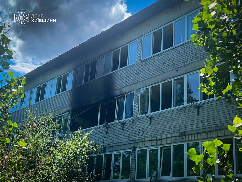 На Київщині спалахнула пожежа у центрі для бездомних: евакуювали 40 людей