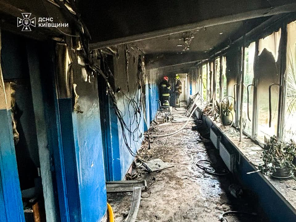На Київщині спалахнула пожежа у центрі для бездомних: евакуювали 40 людей - фото 4