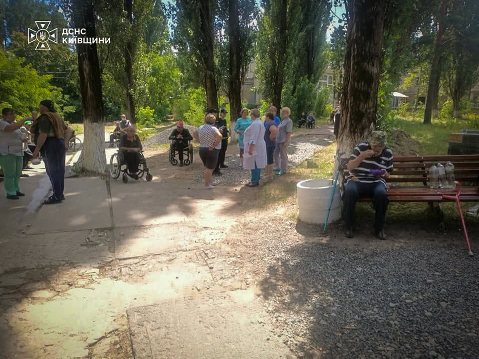 На Київщині спалахнула пожежа у центрі для бездомних: евакуювали 40 людей - фото 7