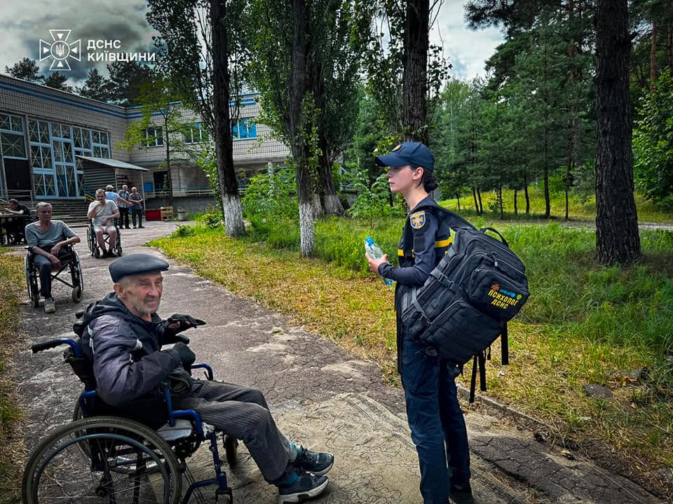На Київщині спалахнула пожежа у центрі для бездомних: евакуювали 40 людей - фото 8
