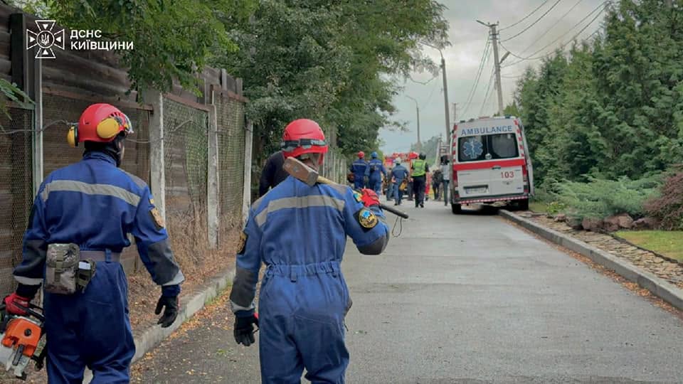 У Бучанському районі завершені аварійно-рятувальні роботи на місці російського ракетного удару