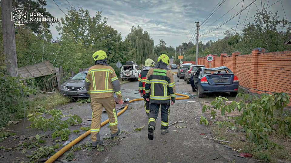 У Бучанському районі завершені аварійно-рятувальні роботи на місці російського ракетного удару - фото 11