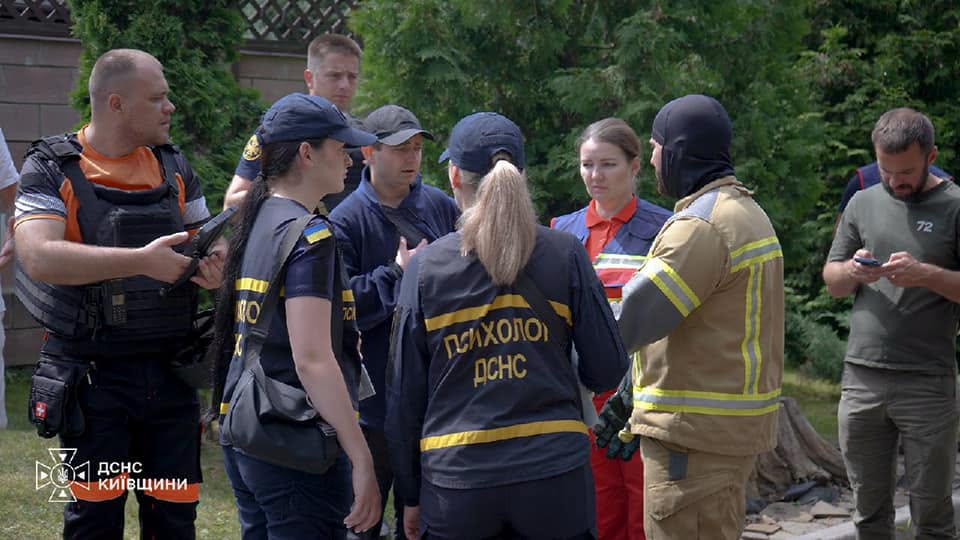 У Бучанському районі завершені аварійно-рятувальні роботи на місці російського ракетного удару - фото 13