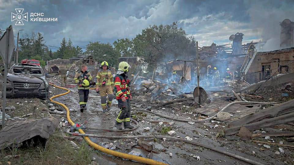 У Бучанському районі завершені аварійно-рятувальні роботи на місці російського ракетного удару - фото 6