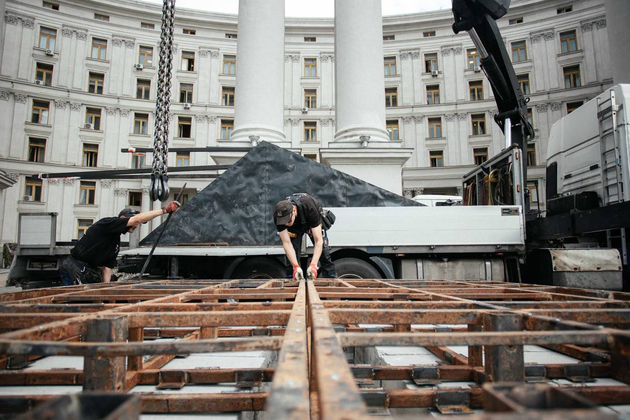 У Києві встановили восьмиметрового «Фенікса» з Burning Man - фото 4