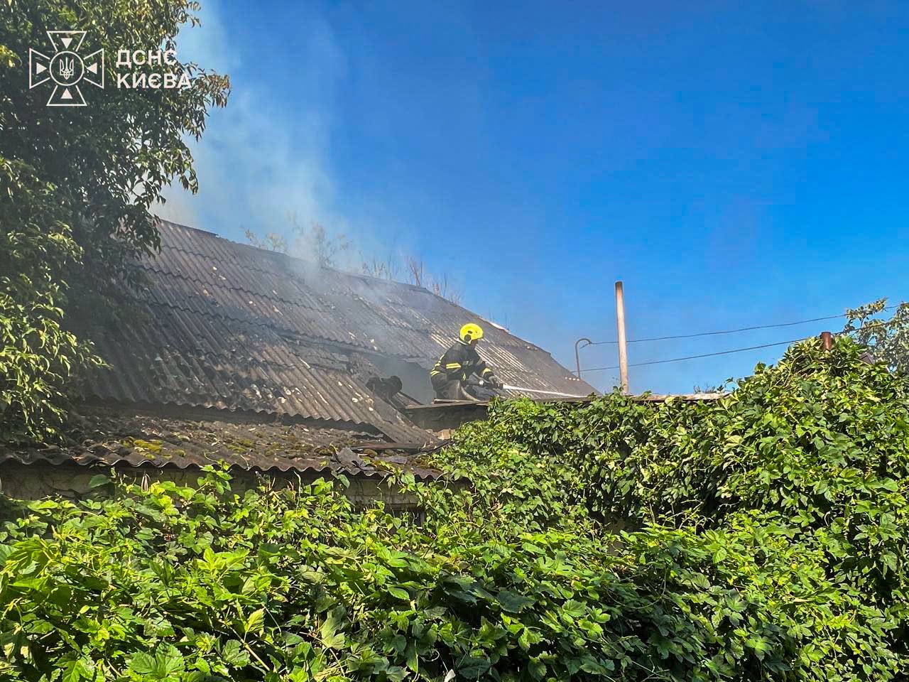 Рятувальники ліквідували пожежу у столичній двоповерхівці - фото 2