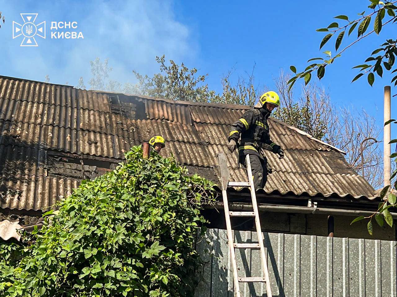 Рятувальники ліквідували пожежу у столичній двоповерхівці - фото 3