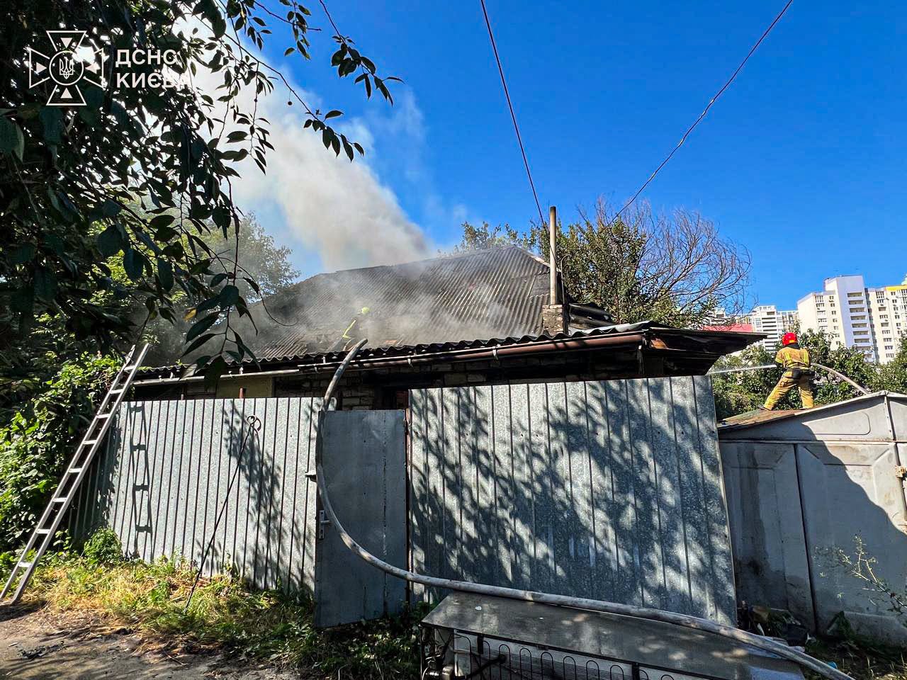 Рятувальники ліквідували пожежу у столичній двоповерхівці