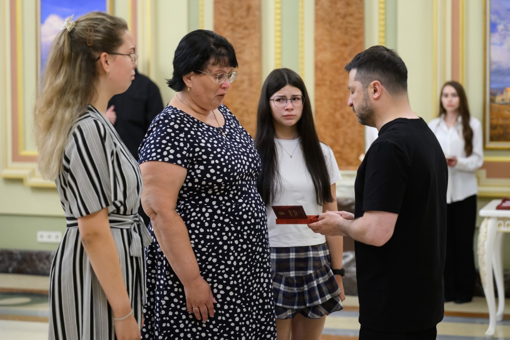 Зеленський: Кожен український медик заслуговує на гідні умови праці