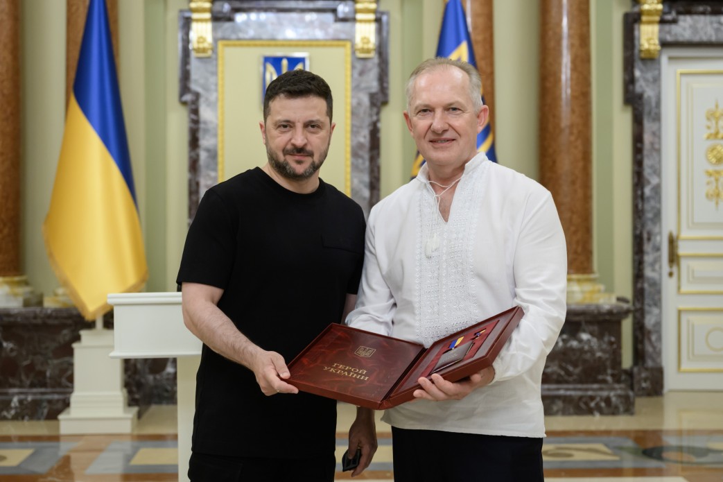 Зеленський: Кожен український медик заслуговує на гідні умови праці - фото 2