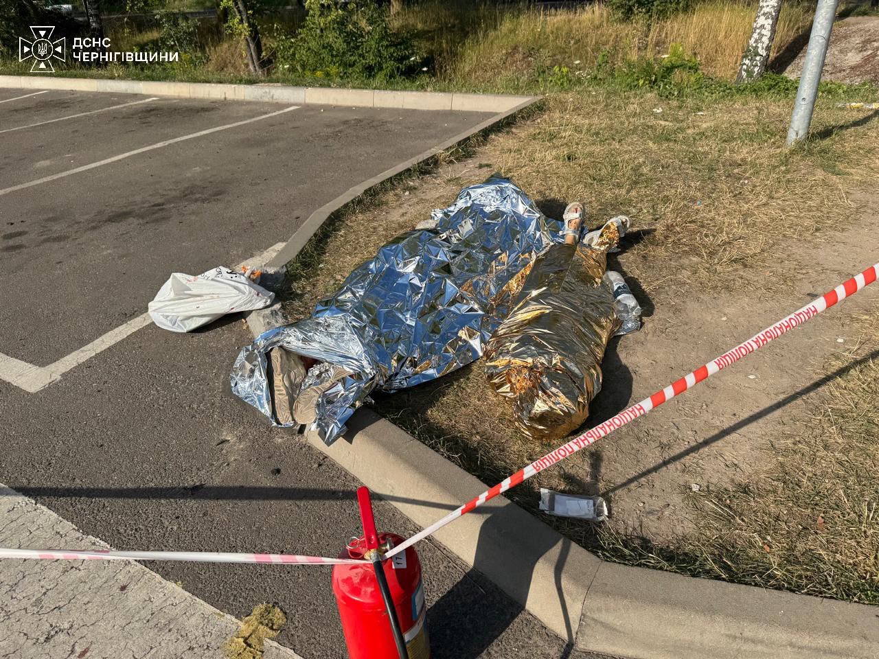 Росіяни атакували АТБ у Чернігові, серед загиблих – дитина - фото 3