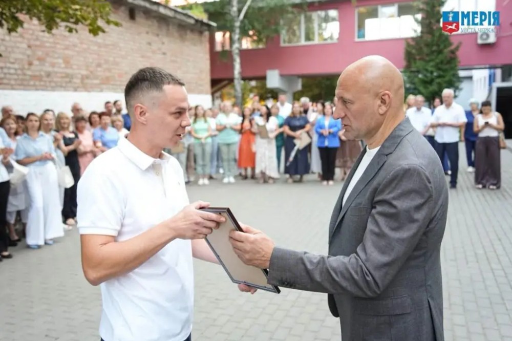 У Черкасах медикам вручили міські відзнаки з нагороди професійного свята. Фото