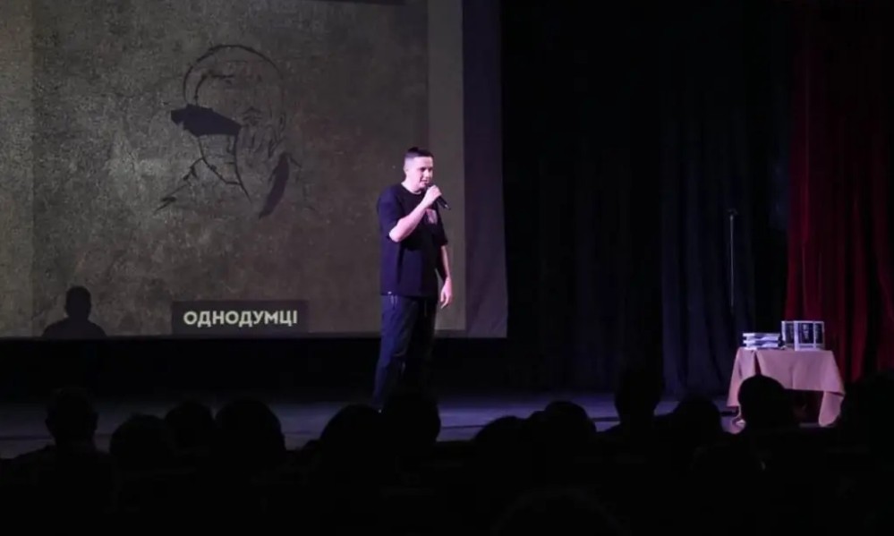 Репер і письменник Артем Лоїк презентував книгу в Черкасах