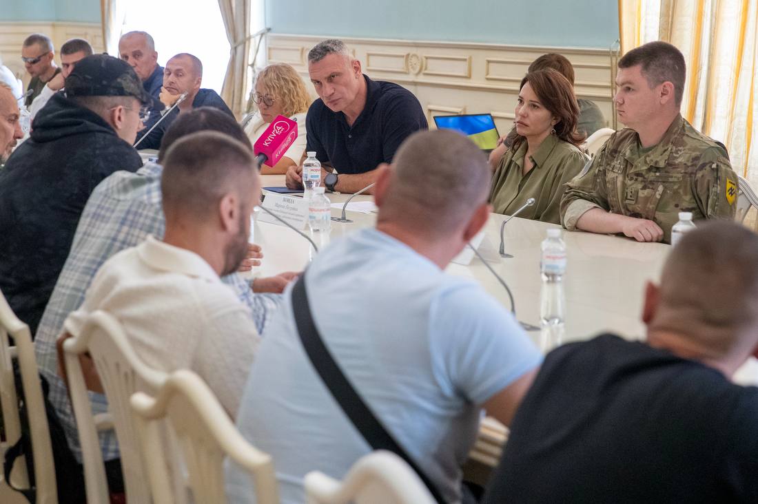 Кличко відзначив медалями військових-киян, звільнених з російського полону