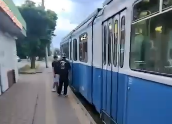 Відео заради хайпу: у Вінниці молодики влаштували провокацію водійці трамвая - фото 4
