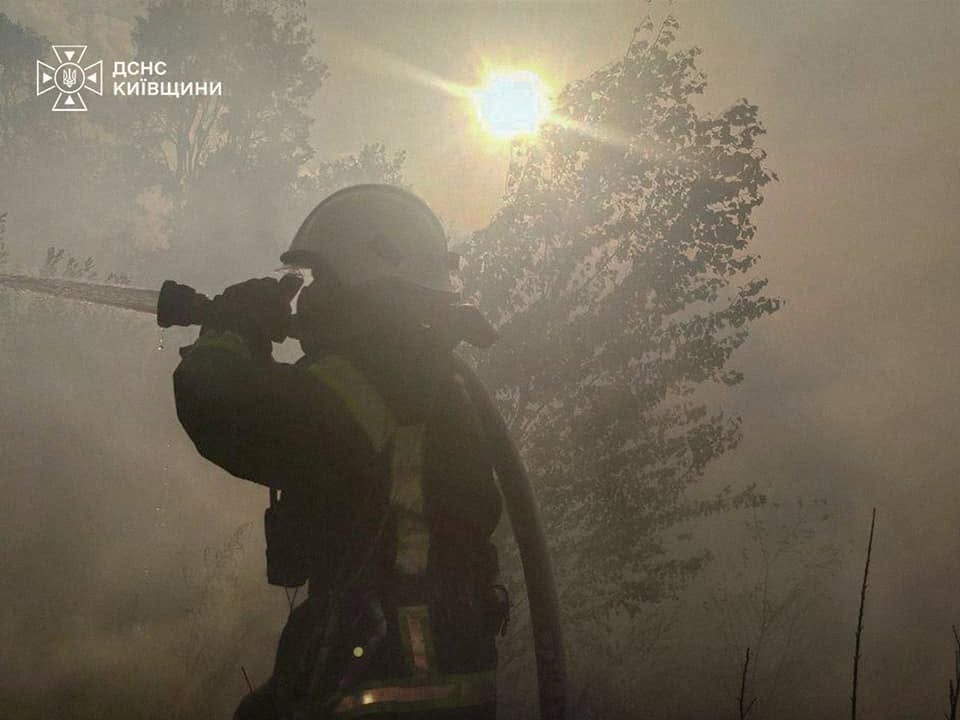 На Київщині масштабна пожежа. ВІДЕО
