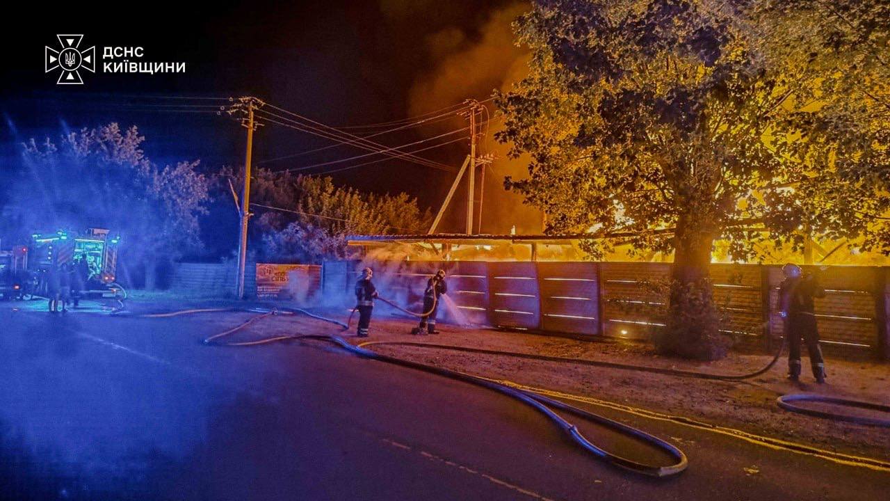 На Білоцерківщині вогнеборці ліквідували загорання складських будівель