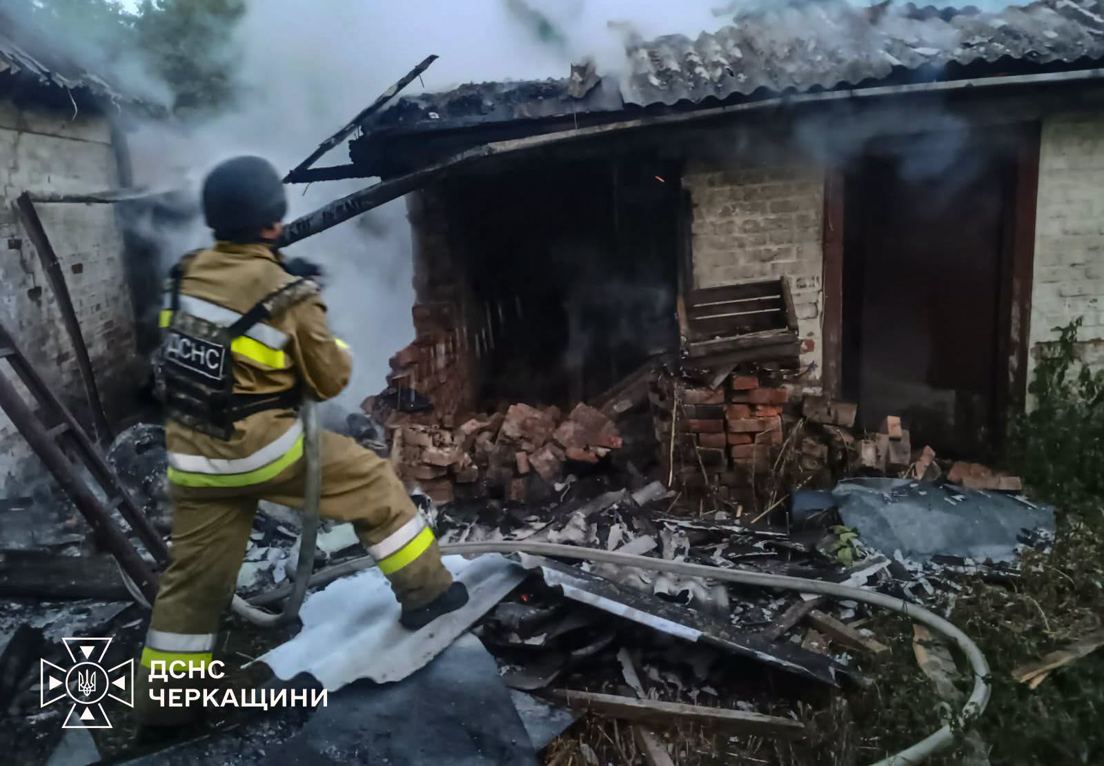 Рятувальники розповіли, де на Черкащині уламки ракети пошкодили будівлі