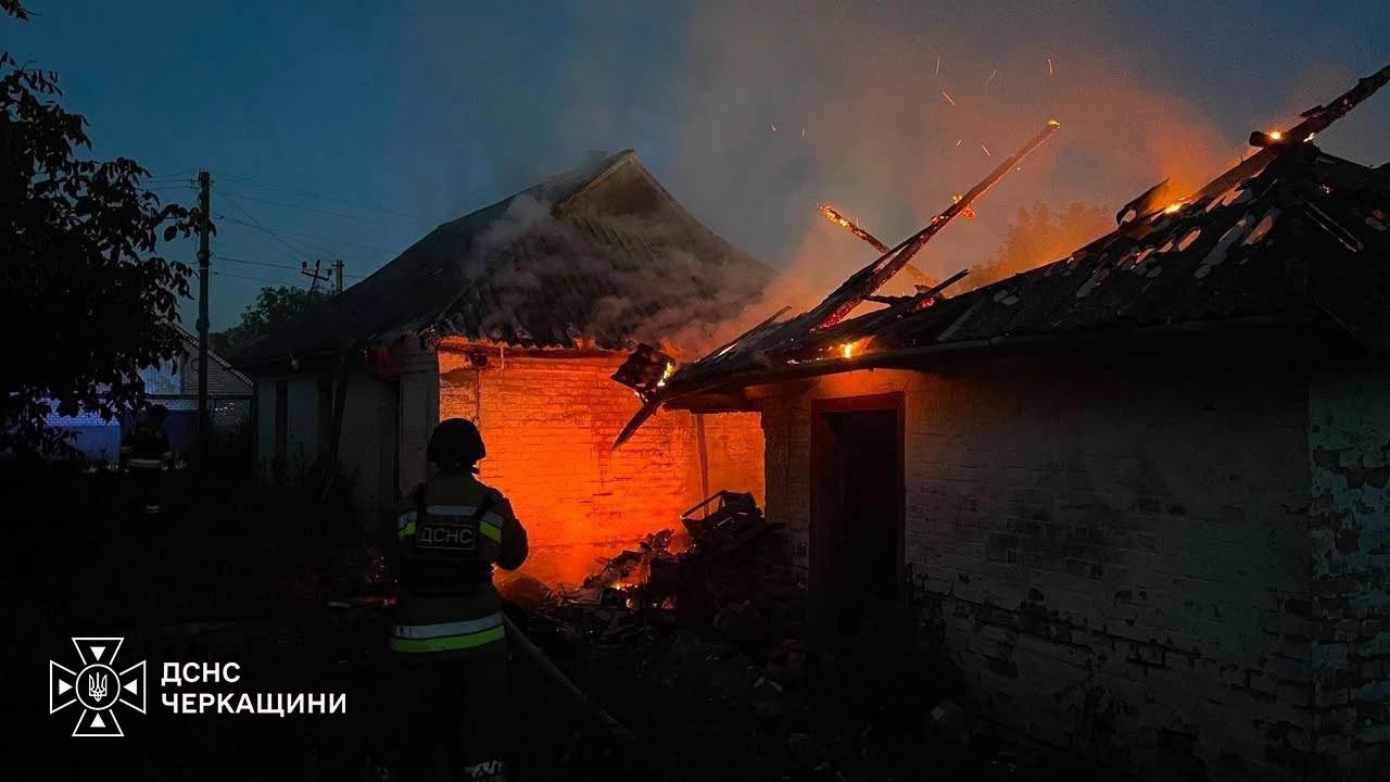Рятувальники розповіли, де на Черкащині уламки ракети пошкодили будівлі - фото 3
