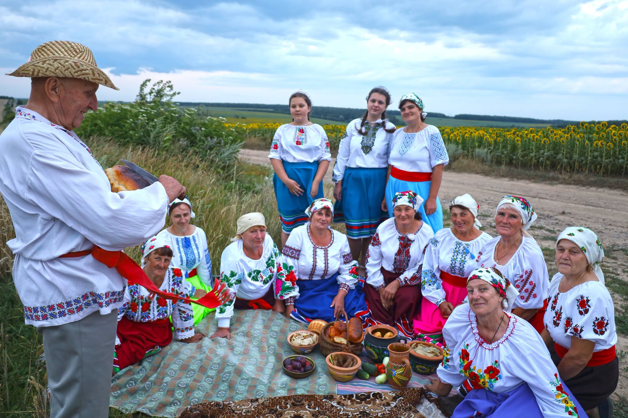 Народні пісні й стародавні звичаї: обряд зажинок відбувся в селах Вінниччини - фото 17