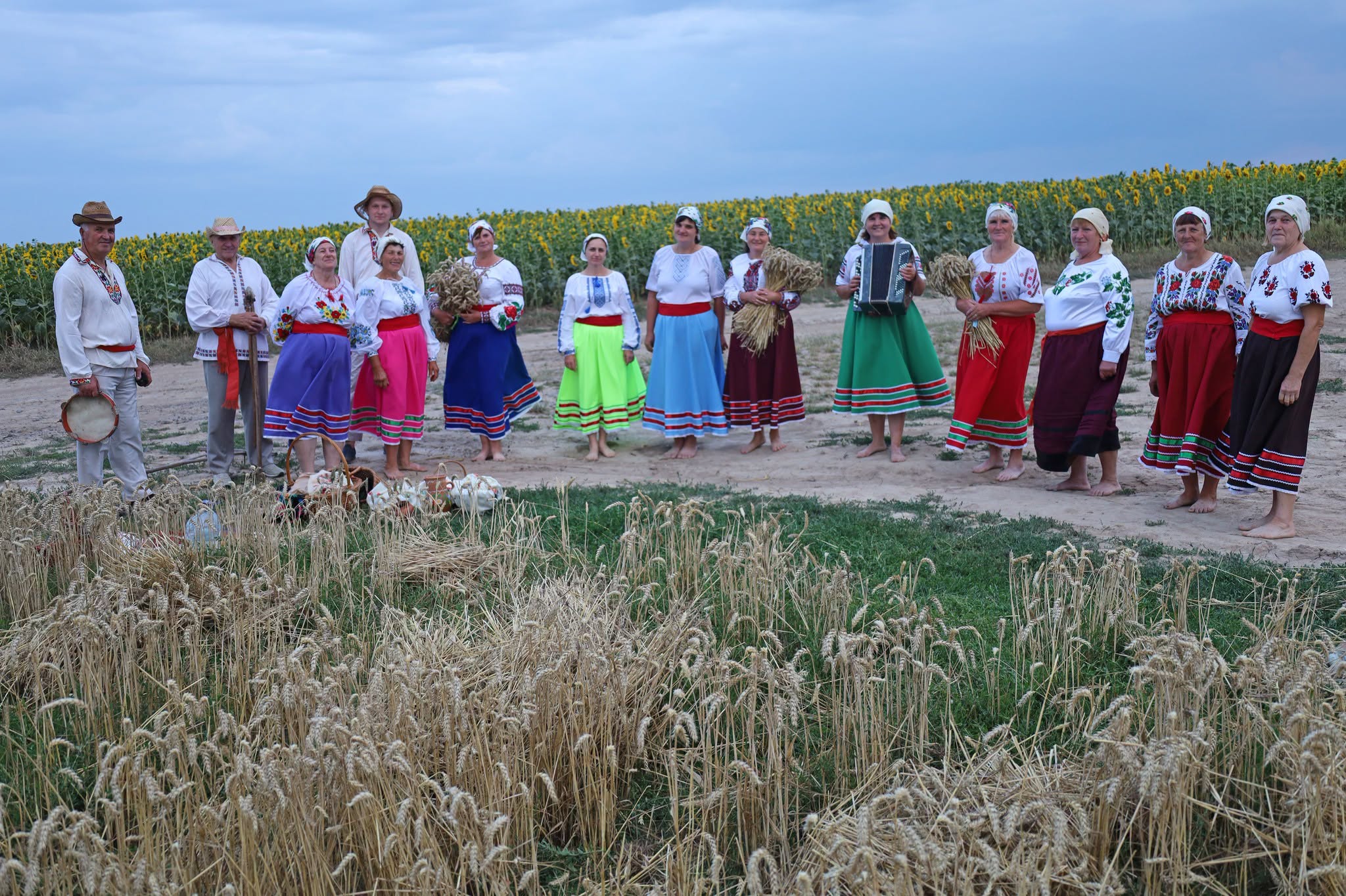 Народні пісні й стародавні звичаї: обряд зажинок відбувся в селах Вінниччини - фото 8