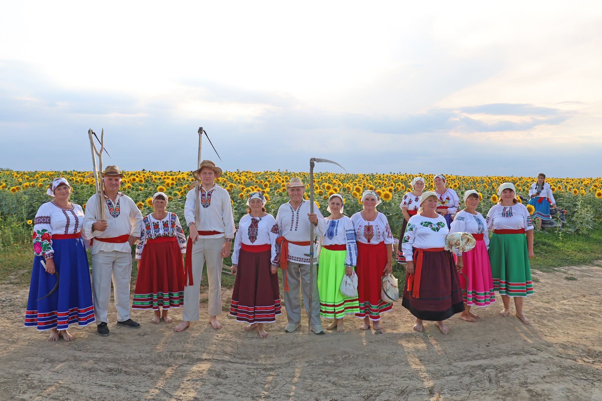 Народні пісні й стародавні звичаї: обряд зажинок відбувся в селах Вінниччини - фото 9