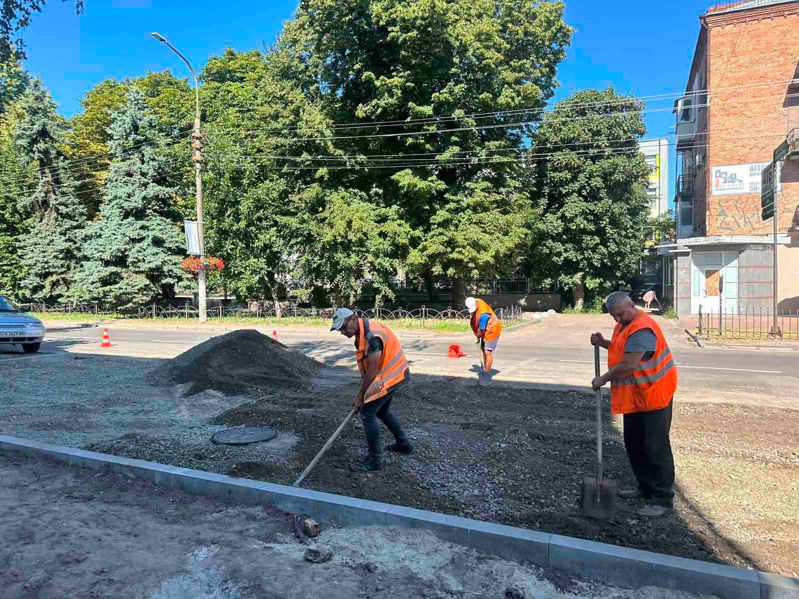 Нову парковку облаштовують на вулиці Небесної Сотні