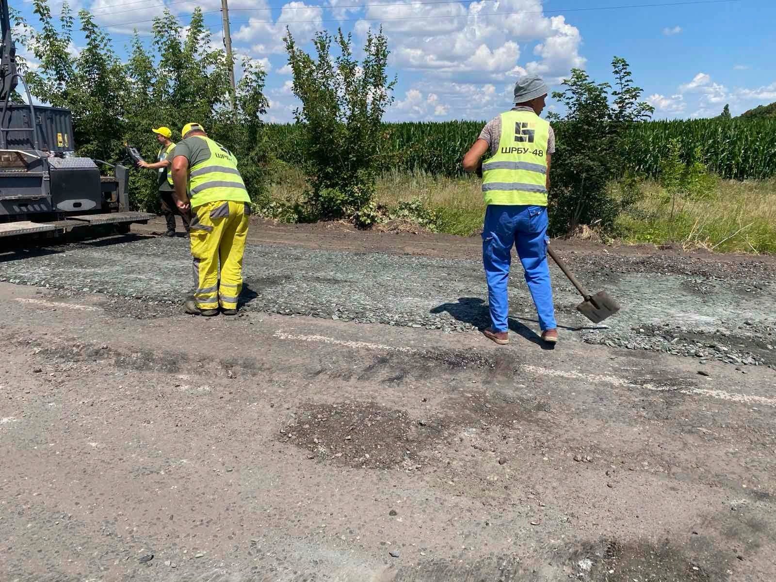 На Черкащині підприємці «скинулися» грошима, щоб відремонтувати дороги. Фото - фото 2