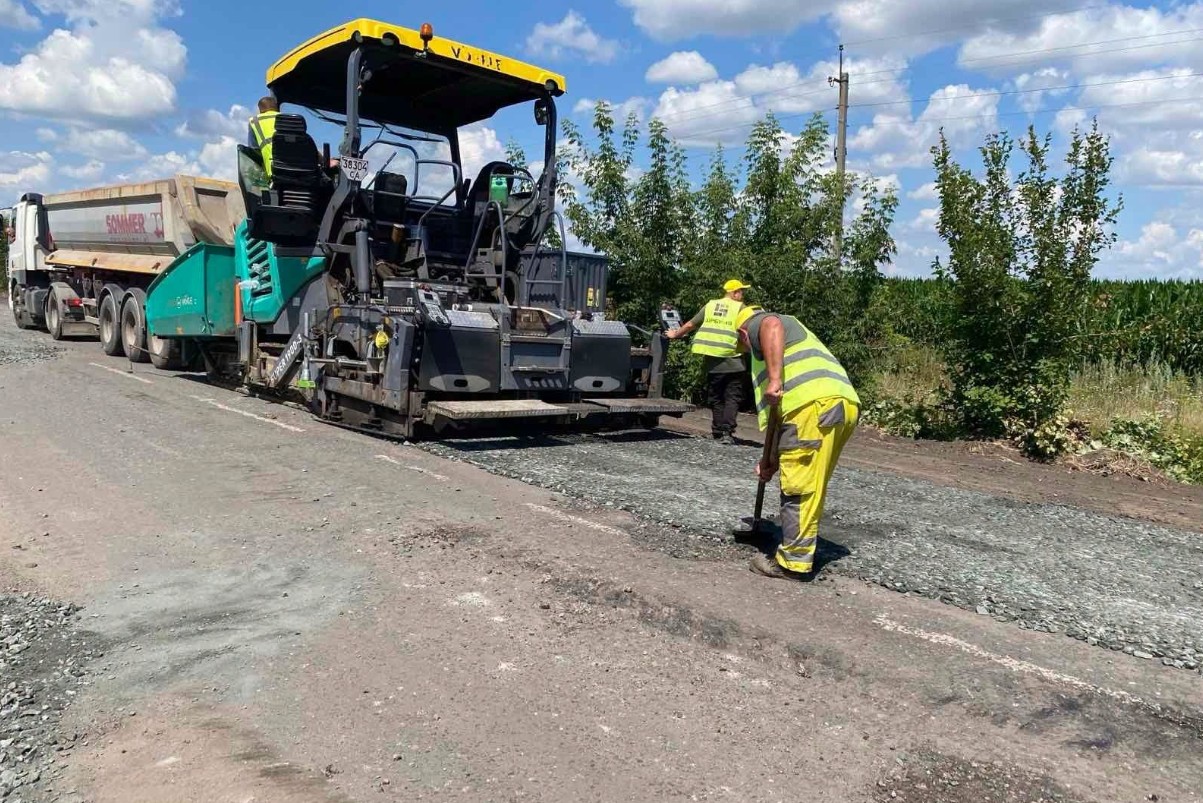 На Черкащині підприємці «скинулися» грошима, щоб відремонтувати дороги. Фото - фото 3