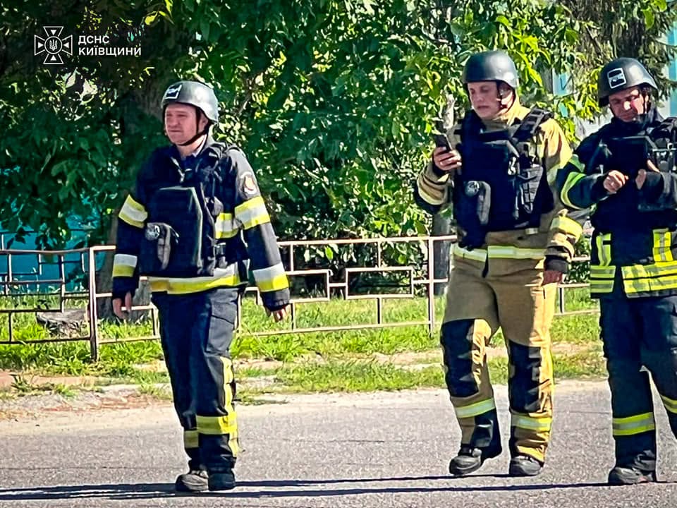 На Київщині під час обстрілу пошкоджено будинок, авто та будівлю підприємства