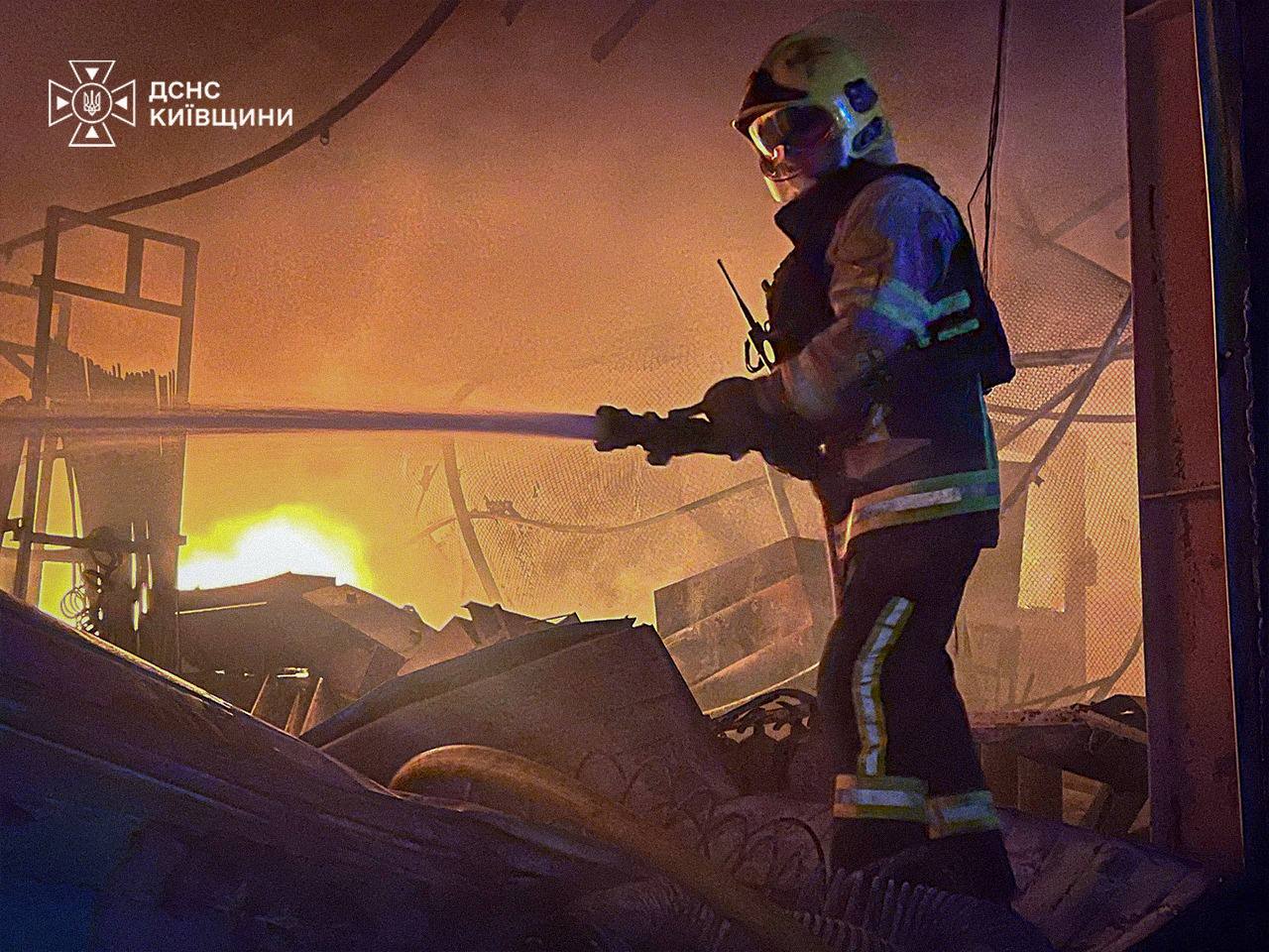 На Бучанщині внаслідок атаки рф загорілося підприємство: троє працівників госпіталізували