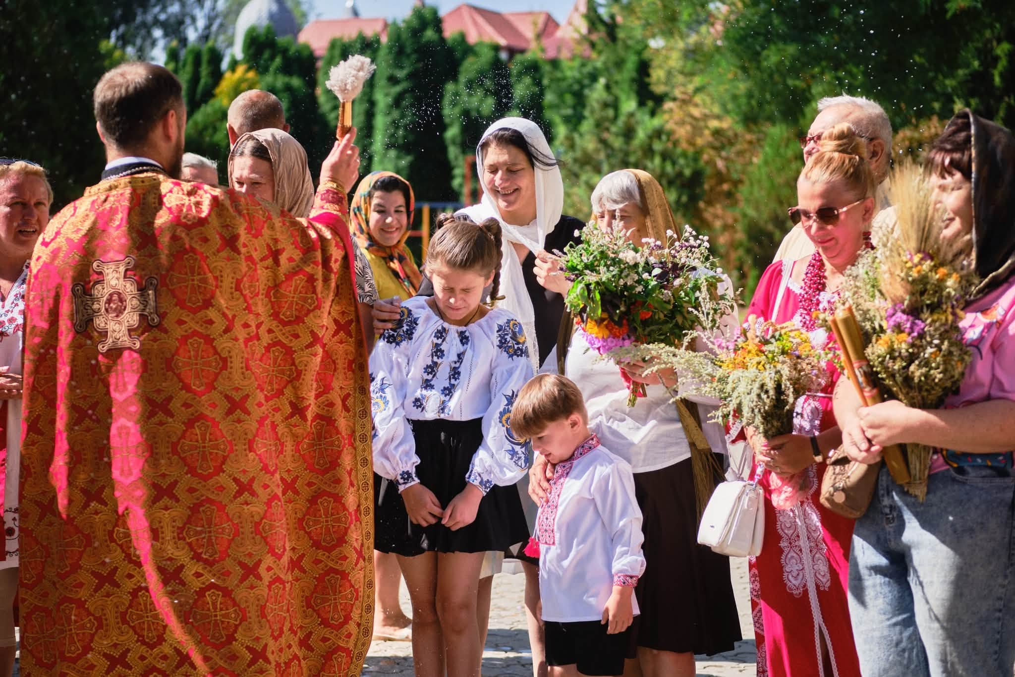 Спаса у Черкасах: кошики з маком, медом і яблуками освятили біля Свято-Михайлівського гарнізонного собору. Фото
