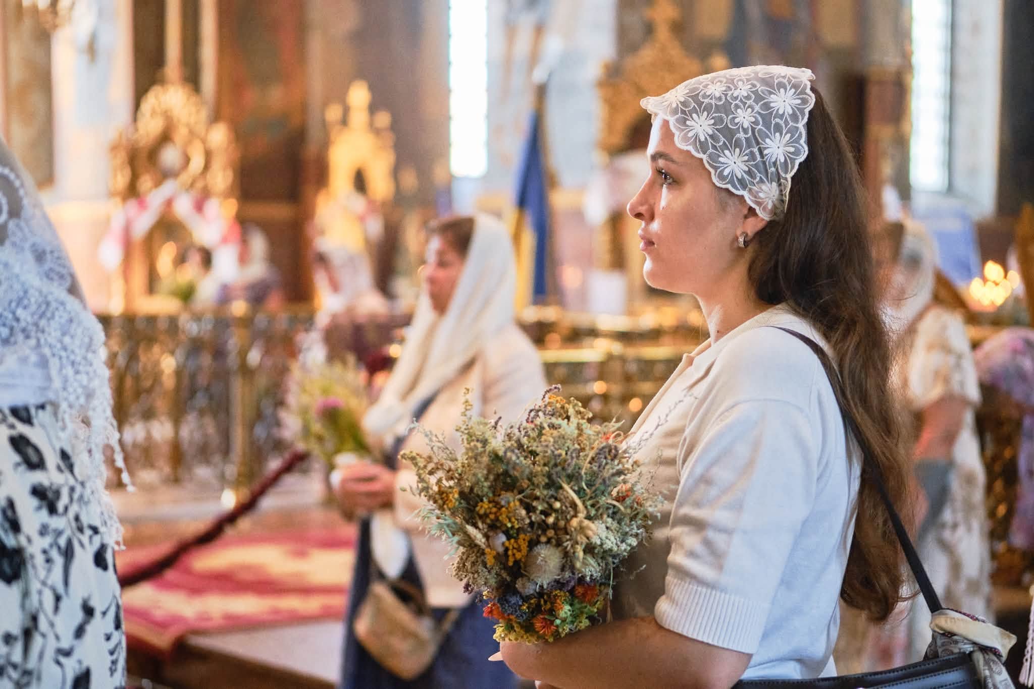 Спаса у Черкасах: кошики з маком, медом і яблуками освятили біля Свято-Михайлівського гарнізонного собору. Фото - фото 2
